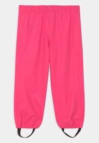 Różowe wodoodporne spodnie z elastycznym paskiem w talii, elastycznymi mankietami i czarnymi regulowanymi szelkami, charakteryzujące się gładką, błyszczącą fakturą.