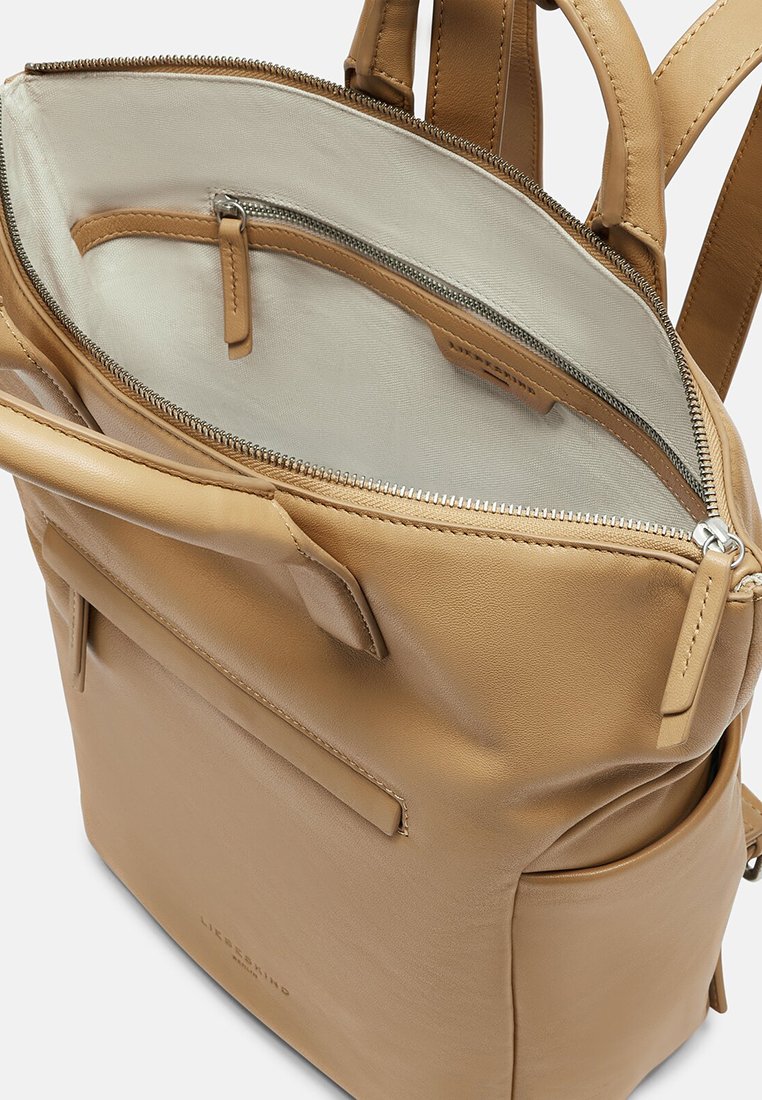 Brauner Leder-Rucksack mit einem Reißverschluss oben, geräumigem Innenraum und einer kleinen äußeren Tasche. Glatte Textur und minimalistisches Design mit Metallbeschlägen.