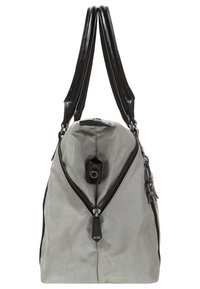Borsa in tessuto grigio con manici in pelle nera, ampia apertura con zip e una forma triangolare unica. Presenta un piccolo dettaglio in metallo vicino alla zip.