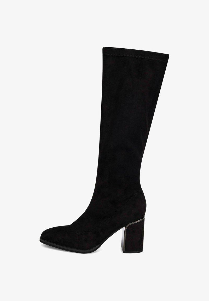 Botín negro de ante hasta la rodilla con punta cuadrada y tacón grueso. Presenta una textura suave y sutiles detalles de costura a lo largo del caña.