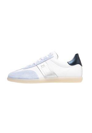 Sneaker bianco e azzurro chiaro con pannelli in suede e pelle, e suola in gomma. Presenta un tallone blu metallico e lacci piatti. Design atletico classico.