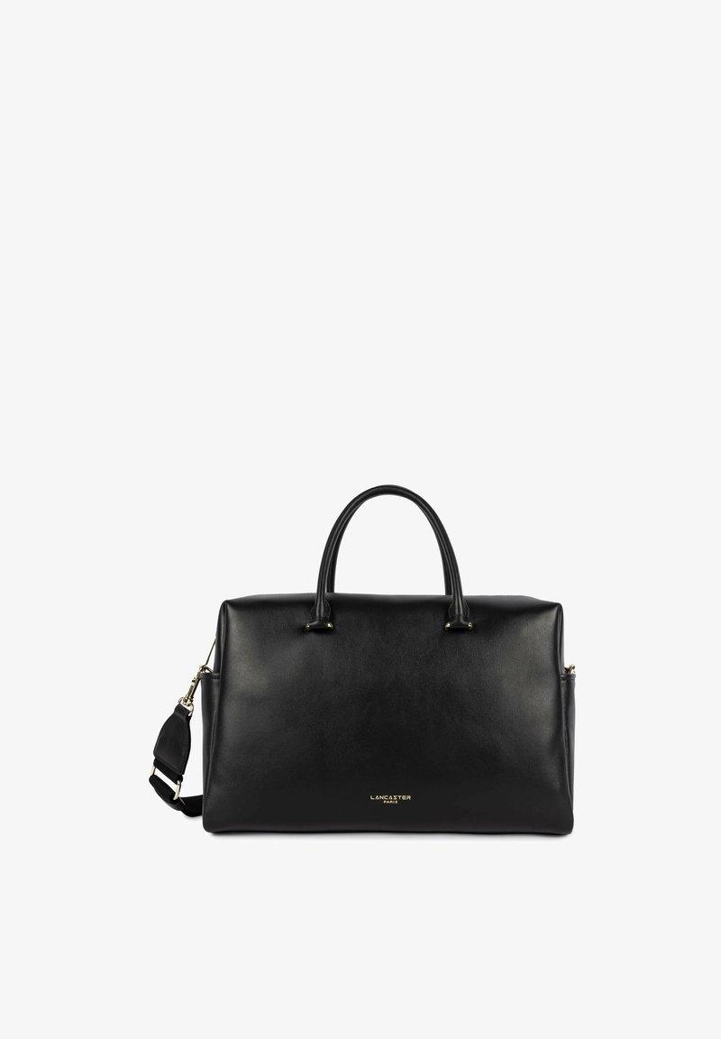 Sac polochon en cuir noir avec doubles poignées et bandoulière amovible, comportant un petit logo doré "Lancaster Paris" à l'avant.