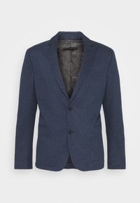 Blazer blu navy realizzato in tessuto morbido, con collo a nocca, due bottoni e una tasca singola; rivestimento interno testurizzato con un motivo sottile.