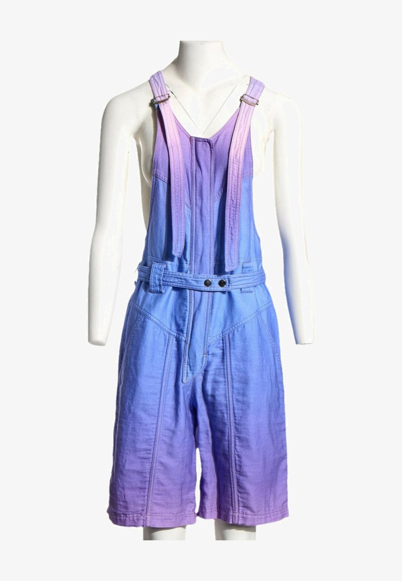 Salopette en jean sans manches dégradé violet à bleu, avec bretelles réglables, ceinture frontale et longueur short sur un buste de mannequin blanc.