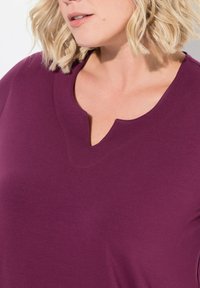 Ulla Popken A-LINIE HALBARM - T-shirt con stampa - dark berry