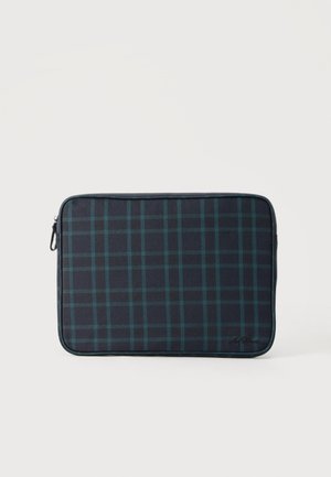 Obdélníkový zipový pouzdro s tmavě zeleným a námořnicky modrým károvaným vzorem a zaoblenými rohy na jednobarevném pozadí.