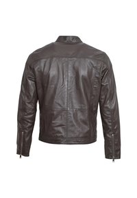 Giacca di pelle marrone con colletto rialzato, polsini con zip e cuciture a pannelli. Tessuto liscia con un design a taglio dritto.