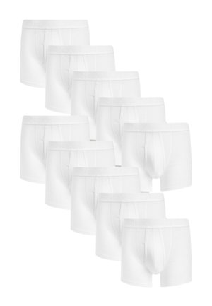 Dziesięć par prostych, białych męskich bokserek ułożonych w przesuniętym układzie na białym tle.