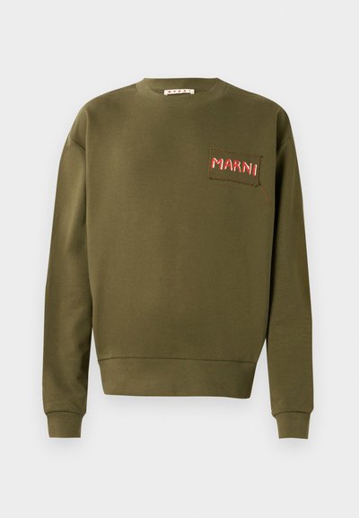 Olive zelená mikina vyrobená z bavlny, s okrúhlym výstrihom, rebrovanými manžetami a vyšitým nášivkom s nápisom "MARNI" v červenej farbe.