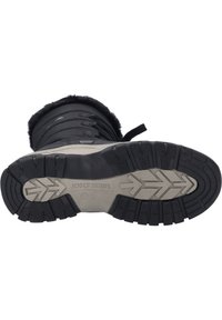 Botte d'hiver noire avec une semelle en caoutchouc texturé, un bord en fourrure en haut et un dessus rembourré. Présente un motif de semelle robuste pour une meilleure traction.