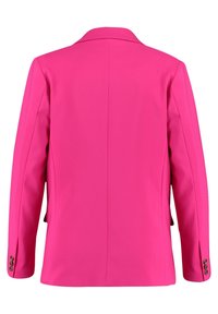 Blazer fucsia con silueta entallada, solapa con muesca y cierres de tres botones en los puños, hecho de una tela suave y estructurada.