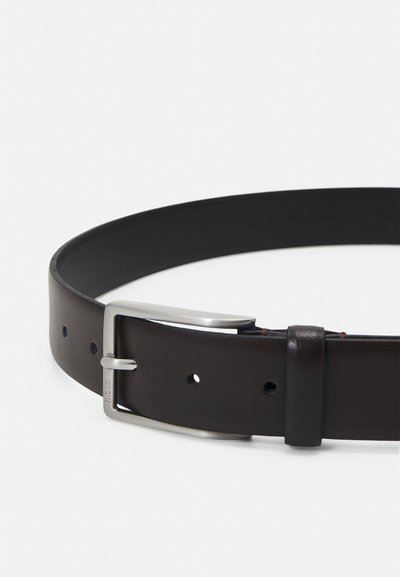 Ceinture en cuir marron avec une boucle en argent brossé, texture lisse et plusieurs trous pour l'ajustement. Design simple sans motifs.