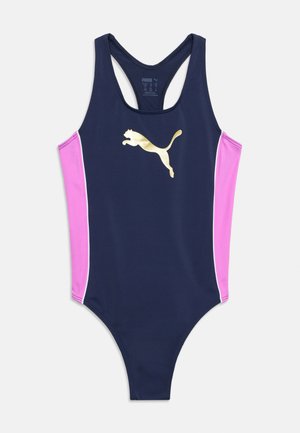 Granatowy jednoczęściowy strój kąpielowy z różowymi bocznymi panelami, wycięciem na plecach typu racerback i złotym logo Puma umieszczonym na środku klatki piersiowej.