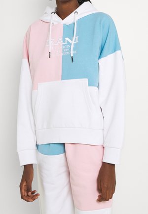 Felpa color block con sezioni rosa, azzurro chiaro e bianco, dotata di tasca frontale e cappuccio con coulisse, realizzata in morbido tessuto misto cotone.