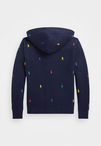 Marineblå hettegenser med flerfargede broderte ponilogoer. Den har justerbar hette og ribbestrikkede mansjetter og nederkant. Glatt bomullstekstur.