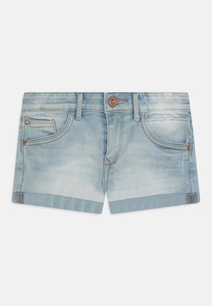 Short en denim bleu clair avec bouton à l'avant, passants de ceinture, deux poches avant et ourlet retroussé sur fond uni.