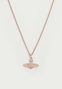 Naszyjnik z różowego złota z łańcuszkiem, zawieszką w kształcie okrągłej kuli i krzyża, ozdobiony małymi, błyszczącymi kamieniami na jednolitym jasnym tle.