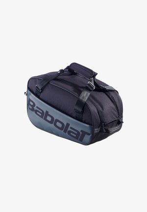 Bolsa deportiva negra hecha de tejido duradero, con un gran logo gris, compartimentos de doble cremallera y correas ajustables para llevar.