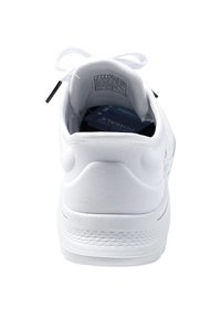 Weißer Sneaker mit glattem Textilobermaterial, abgerundeter Zehenpartie, gepolstertem Schaft und strukturiertem Gummisohle. Verfügt über ein einfaches Schnürdesign und minimalistische Markenkennzeichnung.