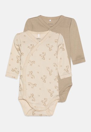 Due body bavaglini a manica lunga: uno beige con stampe di animali e uno marrone chiaro uniforme. Realizzati in morbido cotone, con chiusure a scatto.