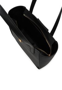 Sac fourre-tout en cuir noir avec une forme structurée, comprenant un compartiment zippé et des accents en métal doré. Bandoulières réglables.