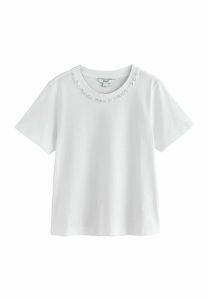 Bílé tričko s krátkými rukávy a kulatým výstřihem zdobené řadou malých bílých perel.