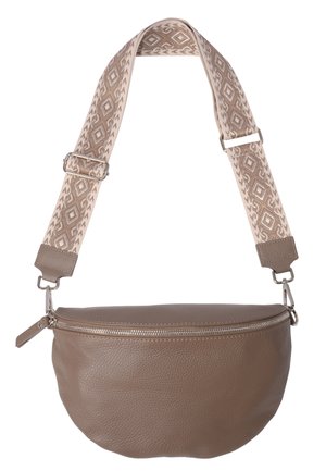 Braune Lederhandtasche mit strukturierter Oberfläche, gewellter Form und silbernem Zubehör; verfügt über einen gemusterten, verstellbaren Tragegurt in Beige und Braun.