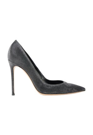Escarpin stiletto noir à talon haut avec bout pointu et tissu texturé, montré de côté sur fond blanc.