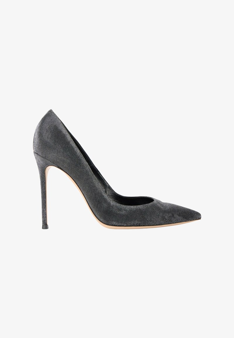 Escarpin stiletto noir à talon haut avec bout pointu et tissu texturé, montré de côté sur fond blanc.