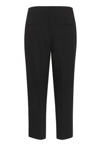 Pantalon noir sur mesure avec une longueur raccourcie, un tissu lisse et deux poches arrière. Il présente une taille avec passants pour ceinture et une finition soignée.