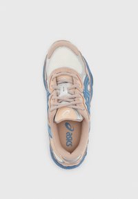 Sneaker med ovandel i mesh och mocka, i nyanser av vitt, persika och blått. Rundad tå, snörning och logotyp på tungan. Strukturerad sula.