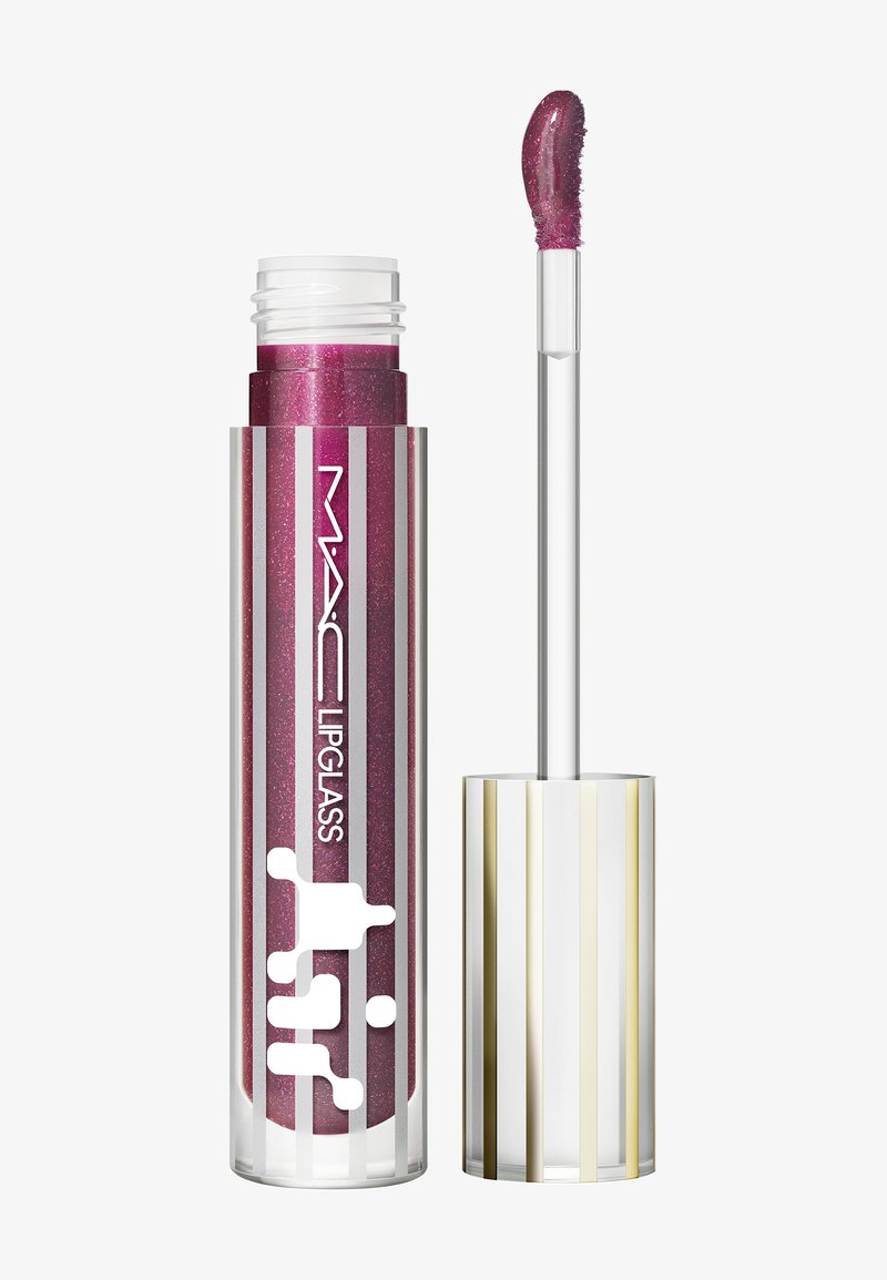Lipglass MAC in una finitura glitter viola, con un tubo trasparente a strisce verticali e un tappo a strisce argento e oro. Include un applicatore.