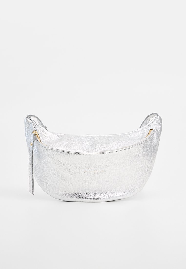 Silberne Leder-Hobo-Tasche mit strukturiertem Finish, geschwungener Form, Reißverschluss oben und einer schmalen Reißverschlusstasche an der Seite. Glatte, reflektierende Oberfläche.