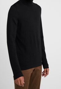 DRYKORN Stickad tröja - black