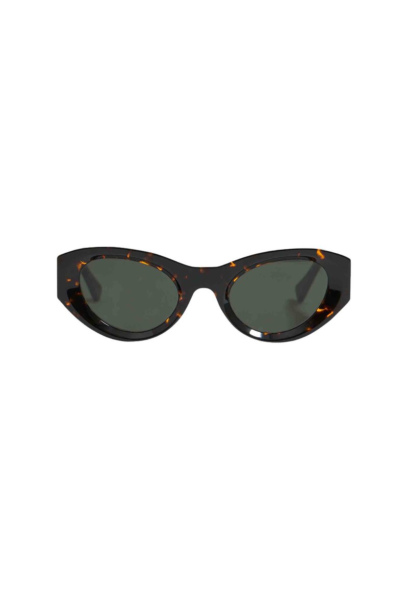 Gafas de sol de estilo cat-eye con un armazón de plástico de carey negro y lentes verdes. La forma presenta bordes puntiagudos y un diseño elegante.