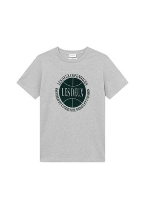 Grijze katoenen t-shirt met korte mouwen en een ronde hals. Bevat een cirkelvormige groene grafiek met de tekst "LES DEUX COPENHAGEN" in het midden.
