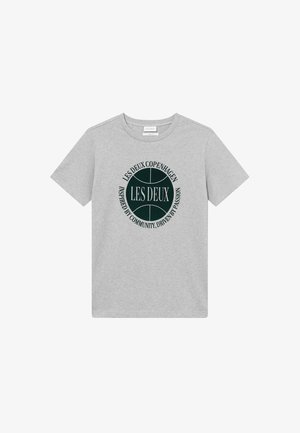 Sivý bavlnený tričko s krátkymi rukávmi a okrúhlym výstrihom. Obsahuje kruhovú zelenú grafiku s textom "LES DEUX COPENHAGEN" v strede.