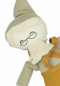 Muñeca de tela suave con rostro beige, barba blanca y esponjosa, gorro verde claro y delantal marrón. Presenta ojos y detalles bordados.