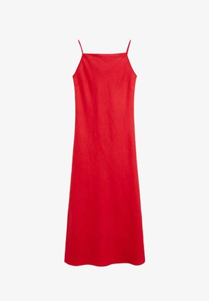 Robe midi rouge sans manches avec fines bretelles spaghetti et décolleté droit sur fond blanc.