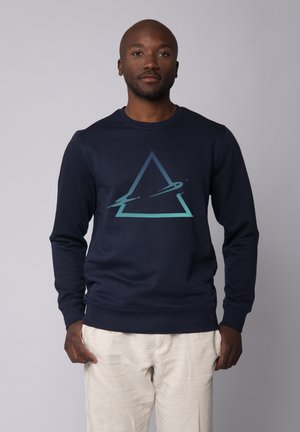 Navy sweatshirt met een geometrische driehoek graphic in gradient tinten. Het heeft lange mouwen en een ronde hals, gemaakt van zacht materiaal.