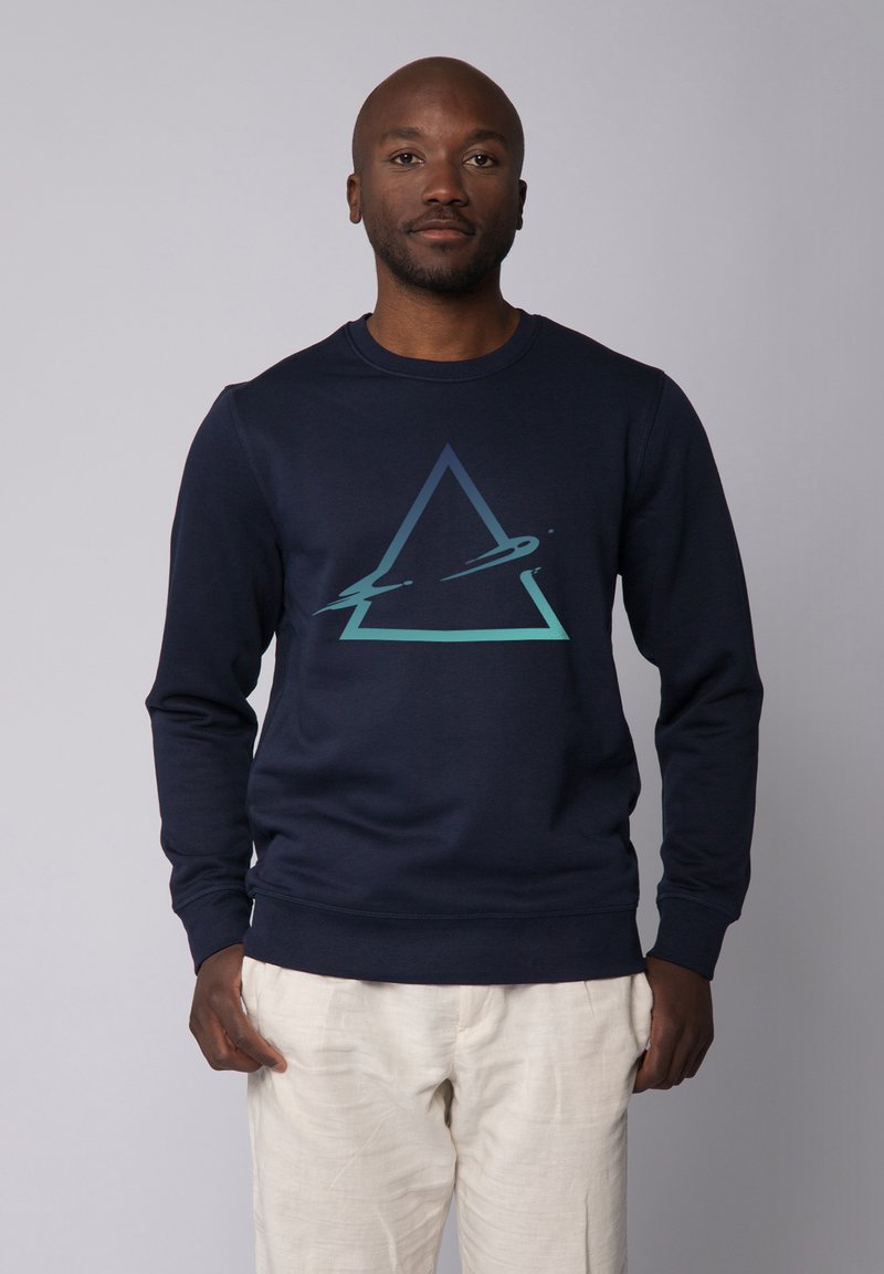 Sweatshirt marine avec un graphique triangulaire géométrique en dégradé de teintes. Il a des manches longues et un col rond, fabriqué à partir d'un matériau doux.