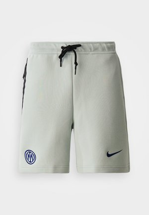 Pantaloni scurți atletici gri deschis cu panouri laterale negre, talie elastică și șnur. Prezintă logo-uri pe piciorul stâng. Textură netedă.
