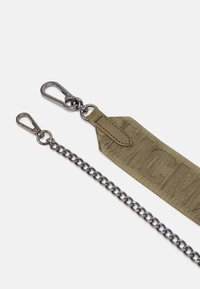 Grøn stofrem med præget skrift, fastgjort til en sølvmetal kæde; har to metalclips til sikker fastgørelse.