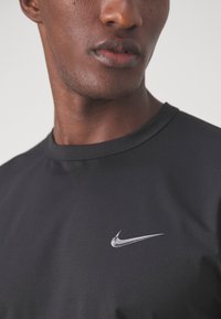 Nike Performance HYVERSE TOP - Sports T-shirt - black