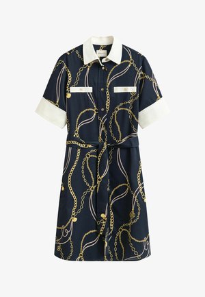 Robe chemise bleu marine à manches courtes avec col et poignets blancs, imprimé chaînes et cordes dorées, boutons sur le devant et ceinture à nouer à la taille.