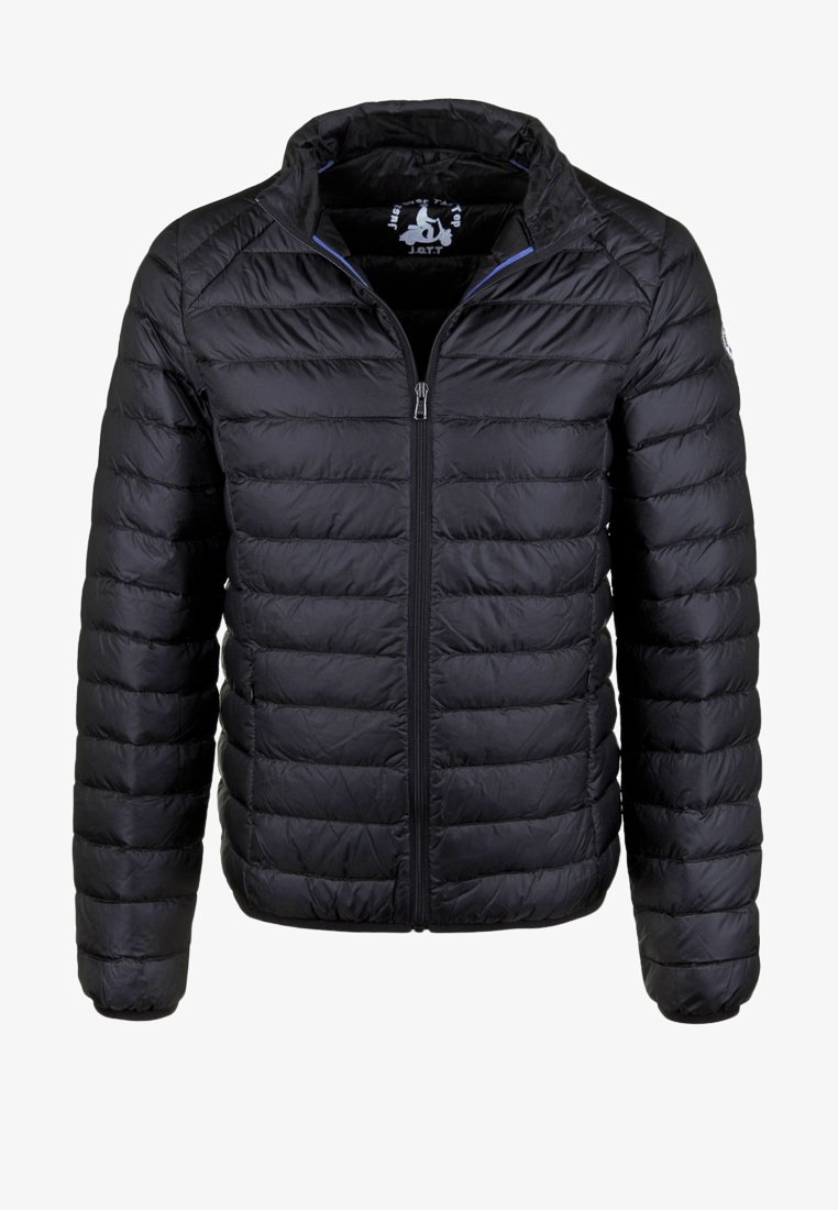 Giacca a vento nera con cuciture orizzontali, colletto alto e zip frontale. Realizzata in materiale leggero, presenta una texture liscia e un design minimale.
