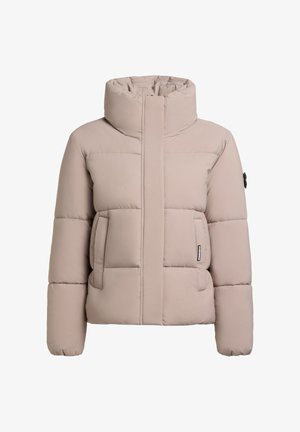 Veste en duvet beige avec un col montant, un rembourrage épais, un design à quilting horizontal et deux poches avant. Présente un logo sur la manche.