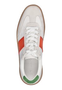 Hvide sneakers lavet af ruskind og lædermaterialer. Har en orange stribe, grønt accent på hælen og et klassisk snørelukningsdesign.