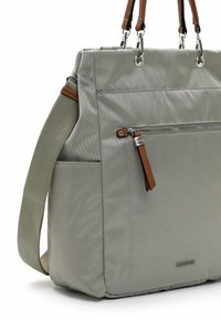Grahamitfarbener Nylon-Handtasche mit braunen Lederelementen, doppelten oberen Griffen, verstellbarem Riemen, Reißverschlusstasche an der Vorderseite und glatter Textur.