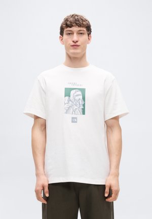 EXPLORER RELAXED SHORT SLEEVE TEE GRAPHIC - Trükipildiga T-särk - white